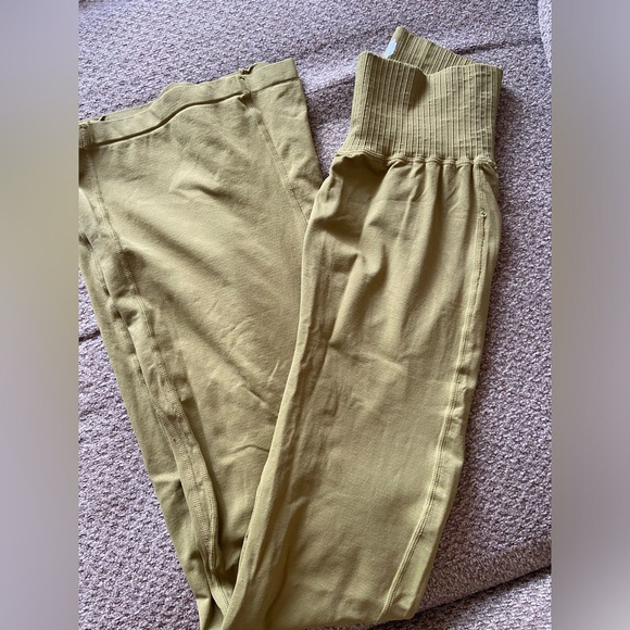 NEW Free People Movement Good Karma Flare Pants in Pea Green Size XS - Picture 4 of 6